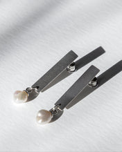 Load image into Gallery viewer, SENSE pearls earrings

