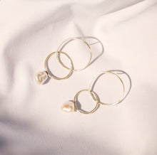 Load image into Gallery viewer, Vintage pearls earrings
